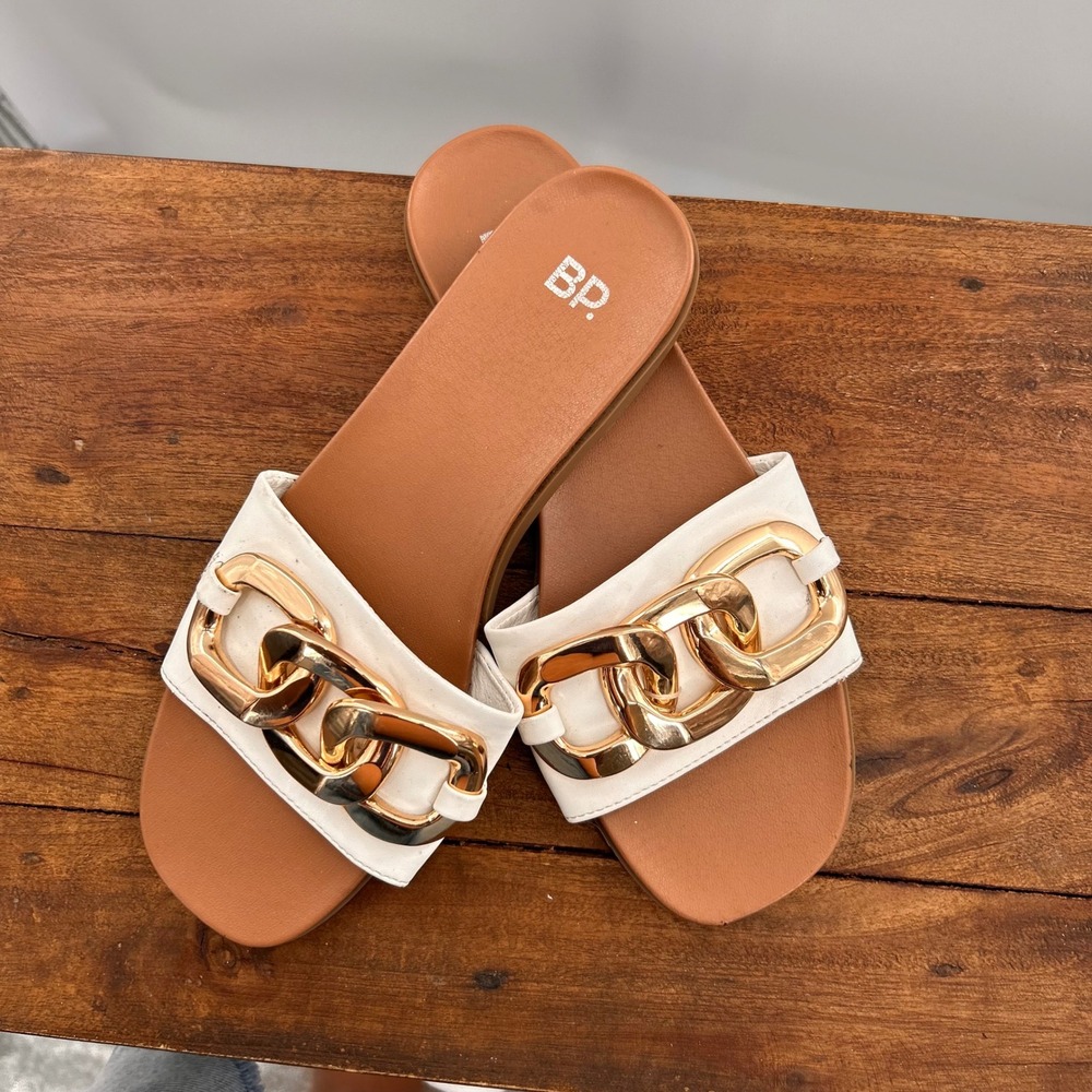 BP Womens White Faux Leather Gold Chain Link Slide Sandals Flats Tan Sole